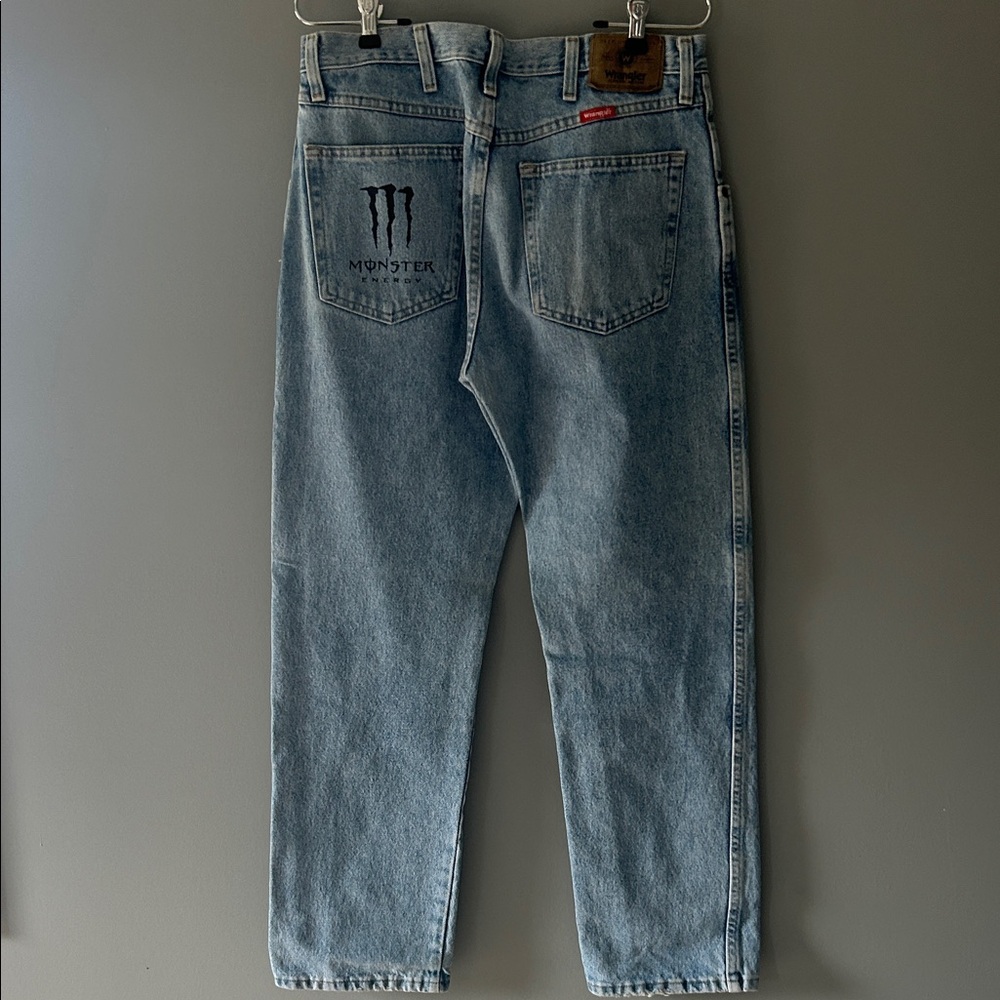 Wrangler Men's Straight Jeans in Light Blue Wash - Picture 3 of 6